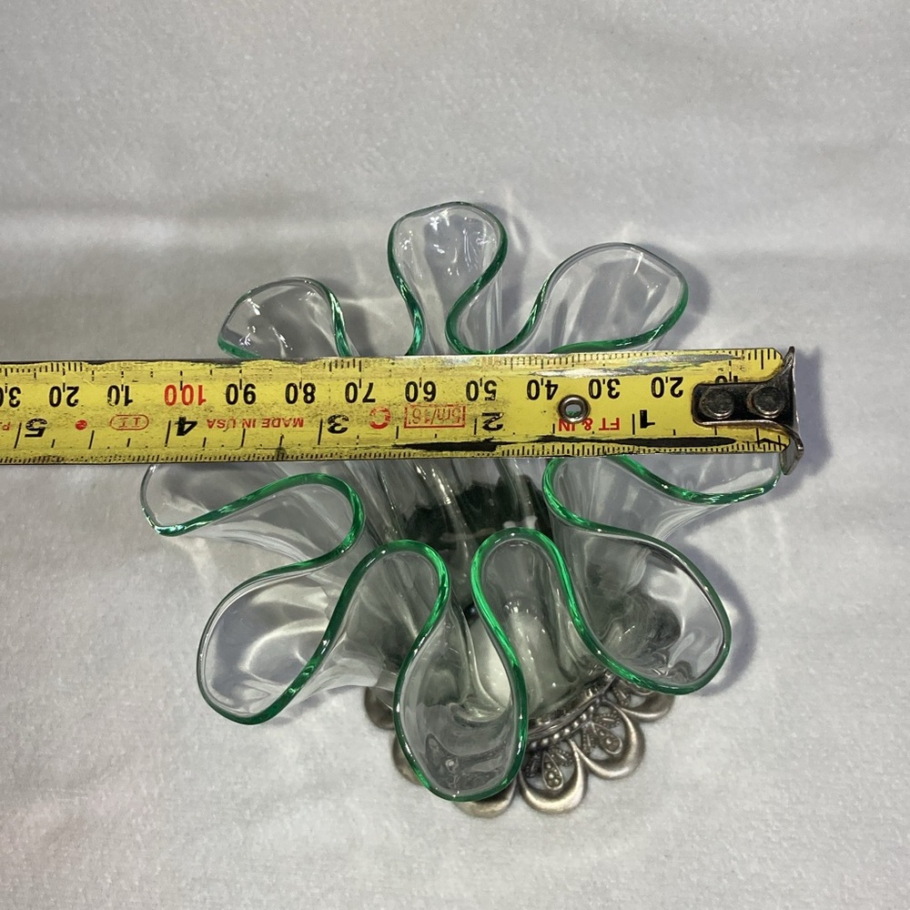 VINTAGE GREEN TINTED GLASS RUFFLED HANDKERCHIEF VASE WITH HUMMINGBIRD BASE - Picture 13 of 14